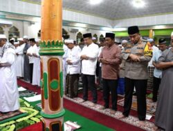 Bupati dan Wabup Barsel Laksanakan Salat Idulfitri Bersama Masyarakat di Masjid Agung Baiturahman