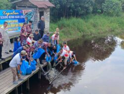 Pemprov Kalteng dan Pemkab Barito Timur Tebar 10.000 Benih Ikan di Sungai Serapat