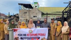 Wujud Kepedulian, PGRI MB Ketapang Salurkan Bantuan kepada Guru Korban Kebakaran di Jalan H. Imran Sampit