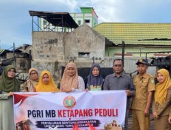 Wujud Kepedulian, PGRI MB Ketapang Salurkan Bantuan kepada Guru Korban Kebakaran di Jalan H. Imran Sampit